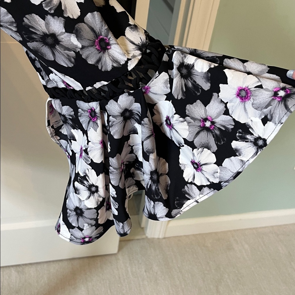 Alfani Black and White Floral Bell Sleeve Blouse EUC - Picture 2 of 6